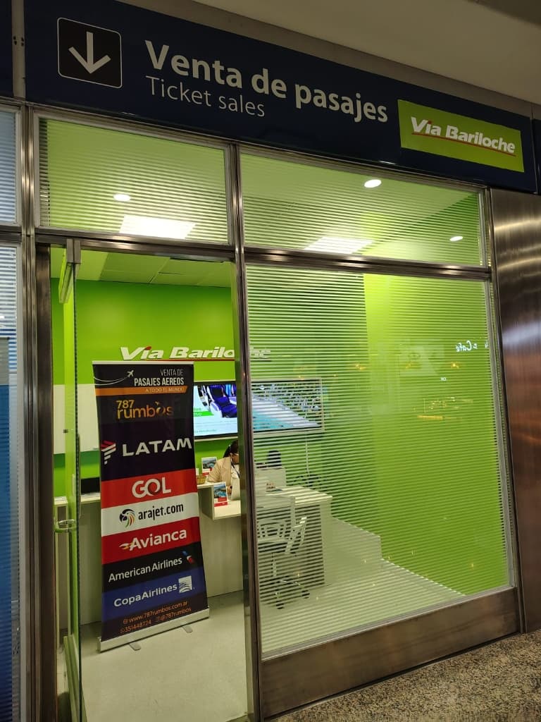 Local de 787 Rumbos y Vía Bariloche en el hall de arribos del Aeropuerto de Córdoba